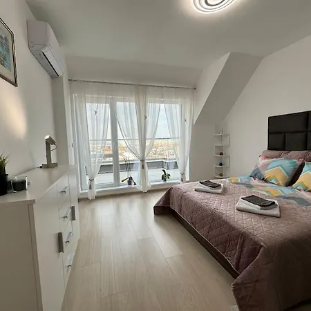 Panoramic View Near Airport Apartment